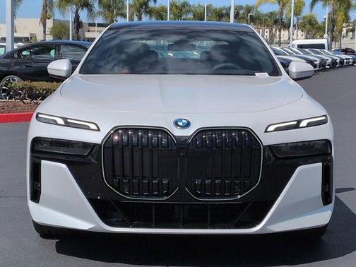 Mineral White Metallic 2026 BMW i7 XDrive60