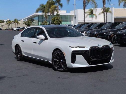 Mineral White Metallic 2026 BMW i7 XDrive60