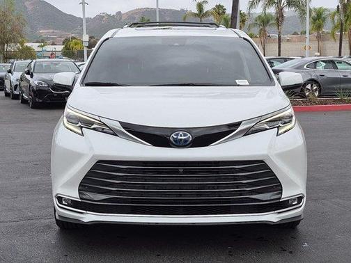 Wind Chill Pearl 2024 Toyota Sienna Platinum 7 Passenger