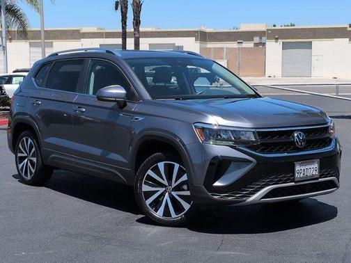 Platinum Gray Metallic 2024 Volkswagen Taos 1.5T SE