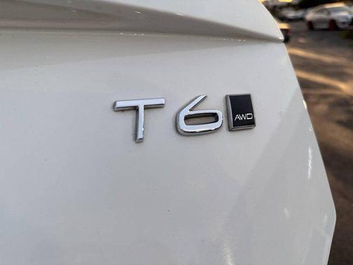 2020 Volvo XC90 T6 Momentum