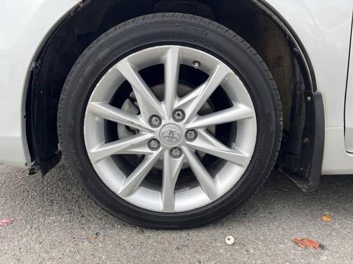 2013 Toyota Prius v Five