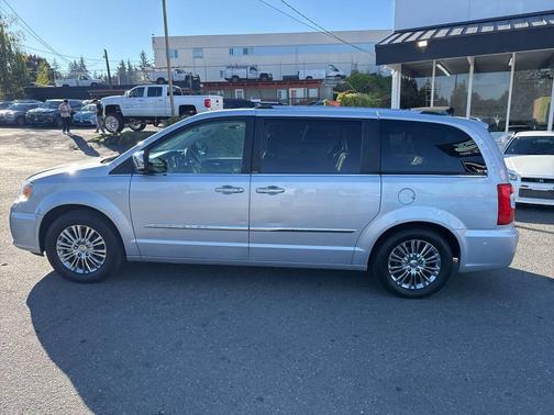 2011 Chrysler Town & Country Limited