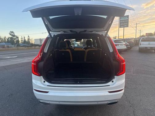 2018 Volvo XC90 T6 Momentum