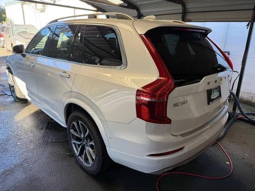 Crystal White Pearl 2016 Volvo XC90 T6 Momentum