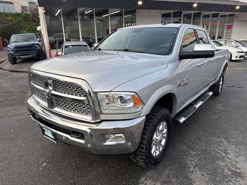 2017 RAM 3500 Laramie Crew Cab 4x4 8' Box