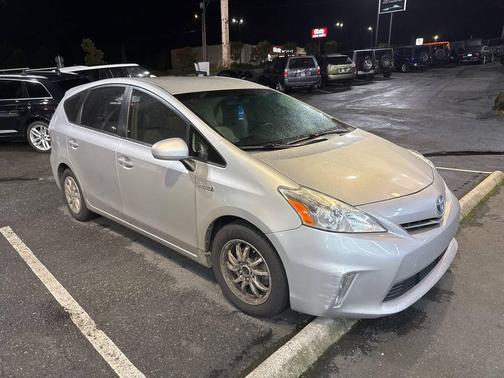 2014 Toyota Prius v Five