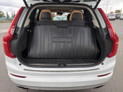 2016 Volvo XC90 T6 Momentum