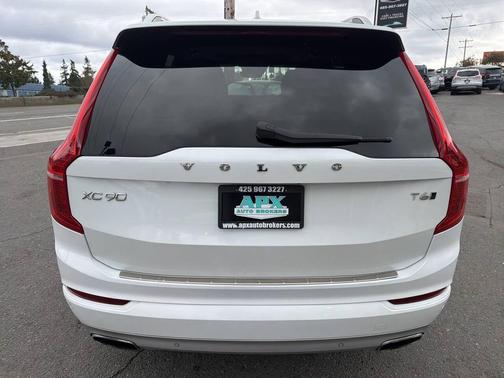 2016 Volvo XC90 T6 Momentum
