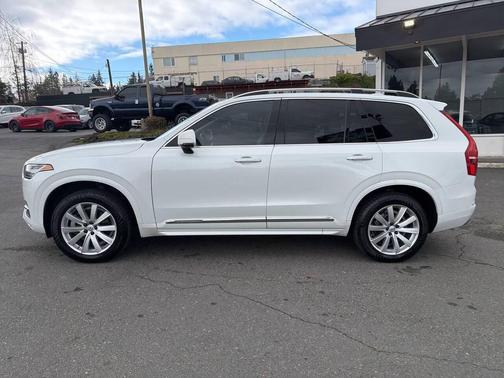 2016 Volvo XC90 T6 Momentum