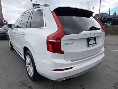 2016 Volvo XC90 T6 Momentum
