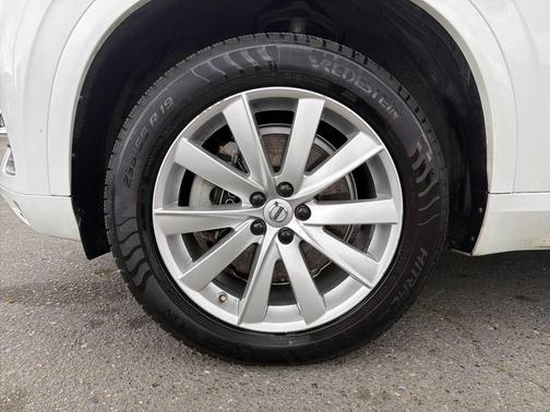 2016 Volvo XC90 T6 Momentum