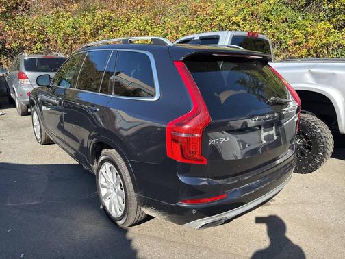 2017 Volvo XC90 T6 Momentum