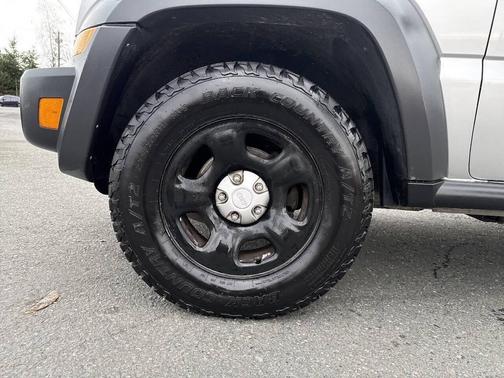Bright Silver Metallic Clearcoat 2007 Jeep Liberty Sport