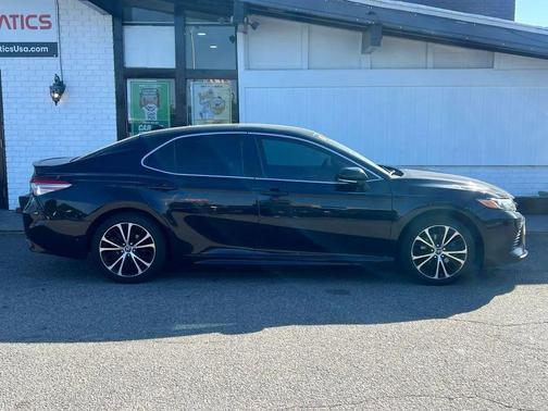 Midnight Black Metallic 2019 Toyota Camry SE