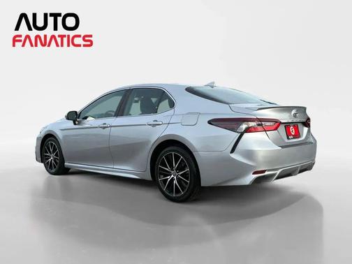 Silver Sky Metallic 2022 Toyota Camry SE