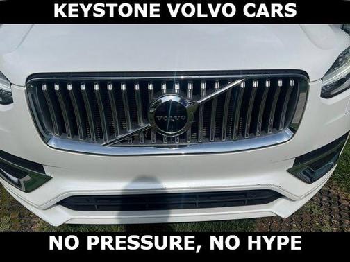 Crystal White 2022 Volvo XC90 T6 Inscription 7 Passenger