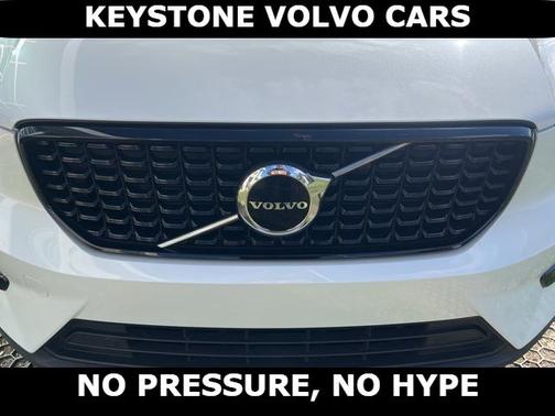 2023 Volvo XC40 B5 AWD Plus Dark