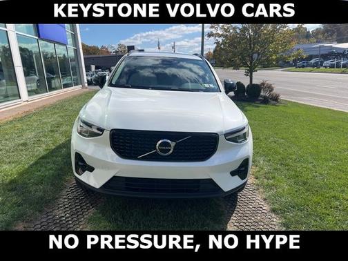 2023 Volvo XC40 B5 AWD Plus Dark