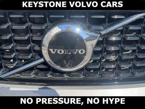 2023 Volvo XC40 B5 Plus Dark Theme