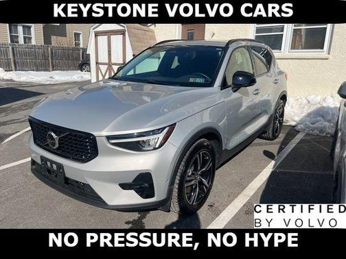 Silver 2023 Volvo XC40 B5 Plus Dark Theme