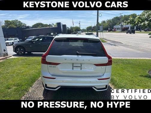 Crystal White 2023 Volvo XC60 Recharge Plug-In Hybrid T8 Plus Dark Theme