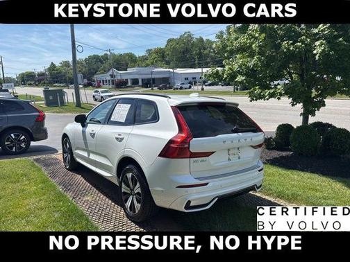 Crystal White 2023 Volvo XC60 Recharge Plug-In Hybrid T8 Plus Dark Theme