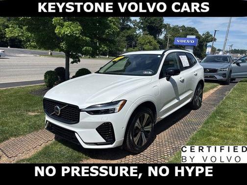 Crystal White 2023 Volvo XC60 Recharge Plug-In Hybrid T8 Plus Dark Theme
