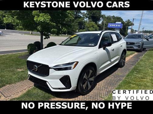 Crystal White 2023 Volvo XC60 Recharge Plug-In Hybrid T8 Plus Dark Theme