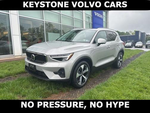 2025 Volvo XC40 B5 Plus Bright Theme