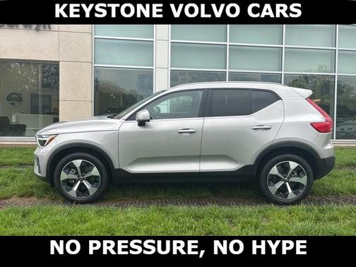 2025 Volvo XC40 B5 Plus Bright Theme