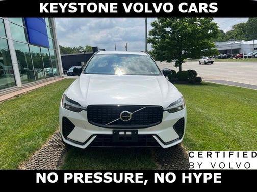 Crystal White 2024 Volvo XC60 B5 Plus Dark Theme