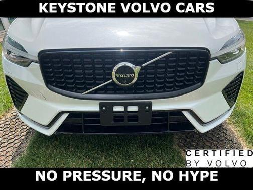 Crystal White 2024 Volvo XC60 B5 Plus Dark Theme