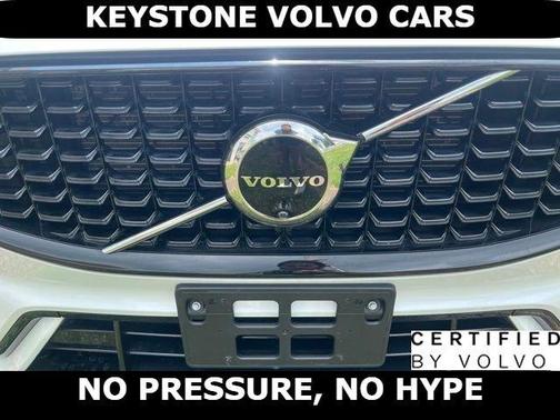 Crystal White 2024 Volvo XC60 B5 Plus Dark Theme