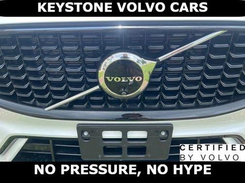 Crystal White 2024 Volvo XC60 B5 Plus Dark Theme