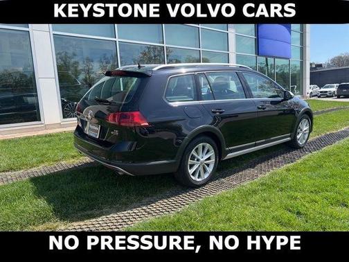 Deep Black Pearl Effect 2017 Volkswagen Golf Alltrack TSI S