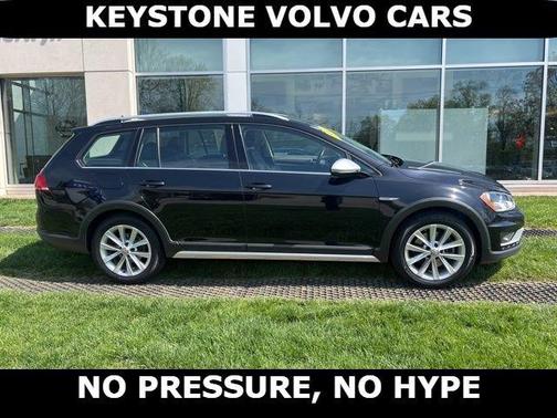 Deep Black Pearl Effect 2017 Volkswagen Golf Alltrack TSI S