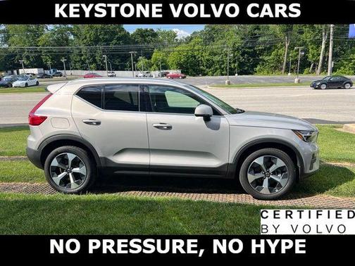 Silver 2024 Volvo XC40 B5 Core