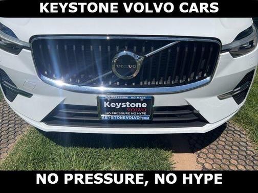 Crystal White 2023 Volvo XC60 B5 Core