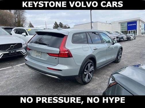 2025 Volvo V60 Cross Country B5 Plus
