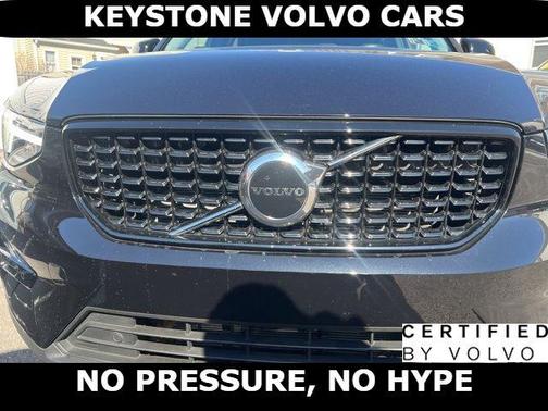 Onyx Black 2023 Volvo XC40 B5 Plus Dark Theme