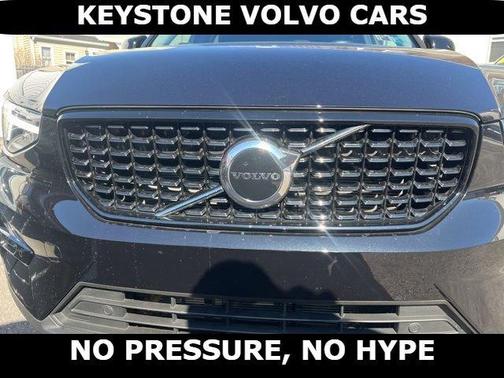 2023 Volvo XC40 B5 Plus Dark Theme