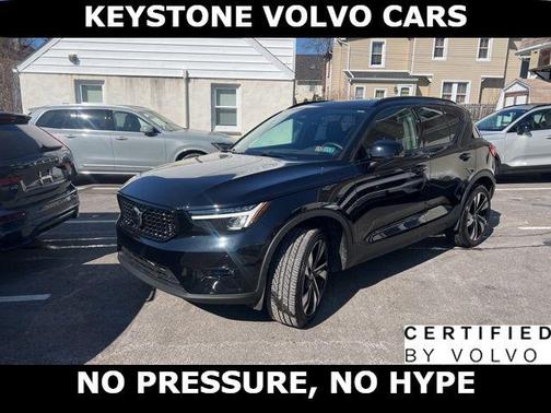 Onyx Black 2023 Volvo XC40 B5 Plus Dark Theme