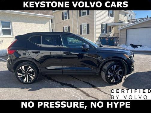 Onyx Black 2023 Volvo XC40 B5 Plus Dark Theme