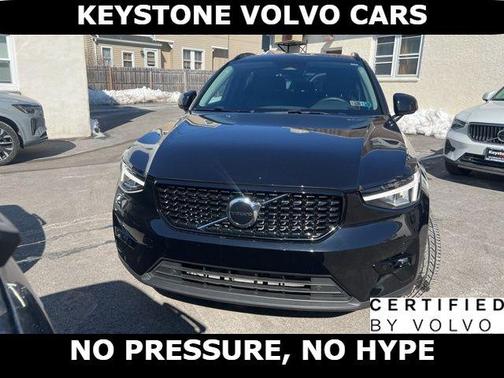 Onyx Black 2023 Volvo XC40 B5 Plus Dark Theme