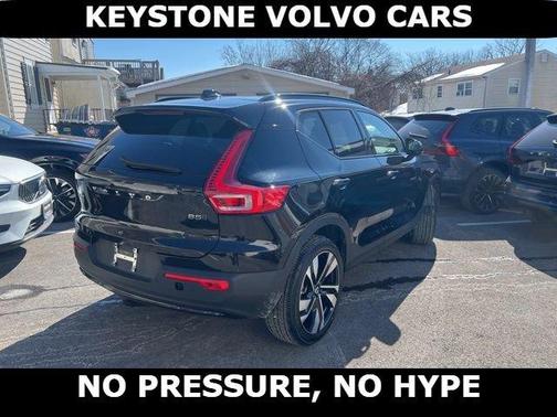 2023 Volvo XC40 B5 Plus Dark Theme