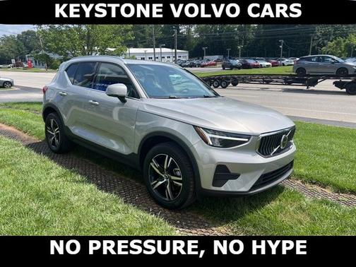 2025 Volvo XC40 B5 Core Bright Theme