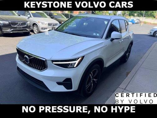 Crystal White 2025 Volvo XC40 B5 Core Bright Theme