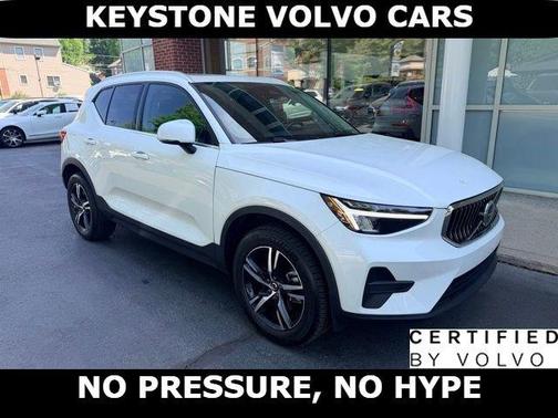 Crystal White 2025 Volvo XC40 B5 Core Bright Theme