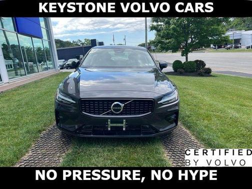 Platinum Gray 2023 Volvo S60 B5 Core Dark Theme